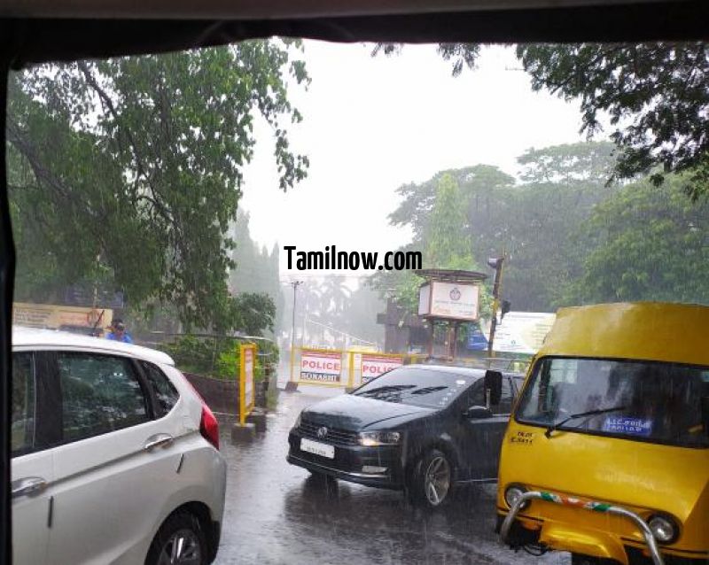 Chennai rain photo 06 traffic near loyola college 532