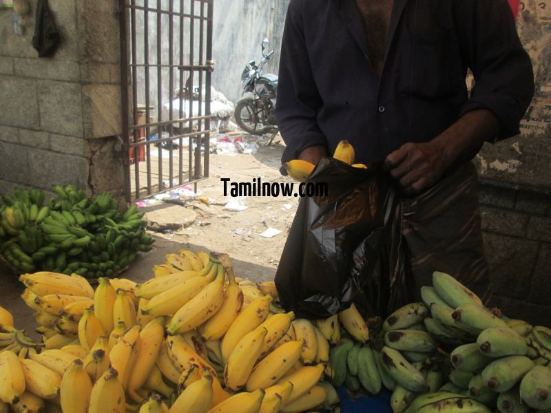 Banana vendor selling banana at koyambedu fruits market 874