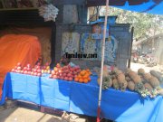 Vendor selling fruits at koyambedu fruits market 548