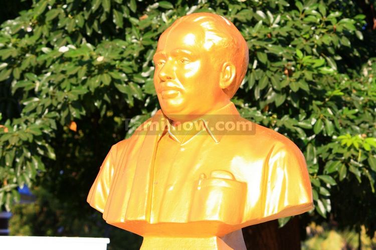 Anna memorial at marina beach 9