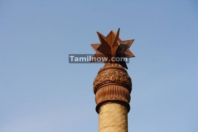 Pillars at rajiv gandhi memorial 1