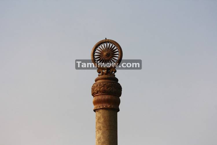 Pillars at rajiv gandhi memorial 4