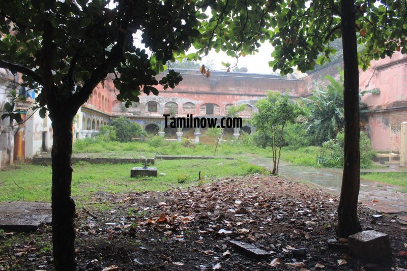 Tanjavur maratha palace courtyard 390