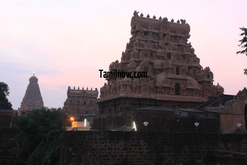 Brihadeeswarar temple photo from outside temple complex 779