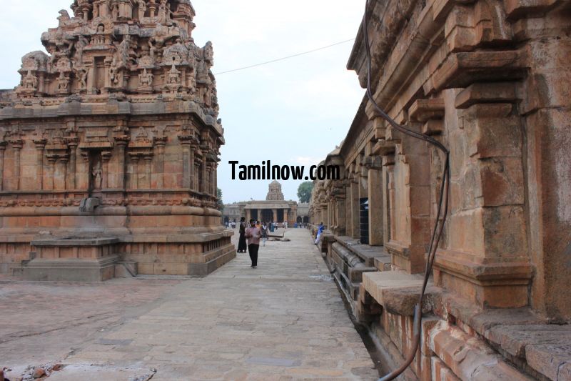 Devotees having a look at the big temple thanjavur 967