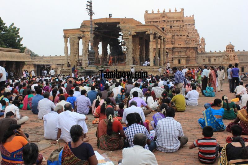 People watching bharatanatyam at brihadeeswarar temple thanjavur 232