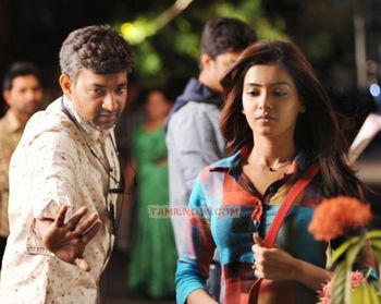 Tamil Movie Naan Ee Review and Stills