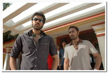 Tamil Movie Naanayam Review and Stills
