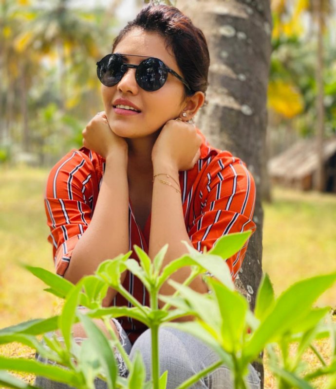 Athulya Ravi Tamil Heroine Apr 2020 Pic 155