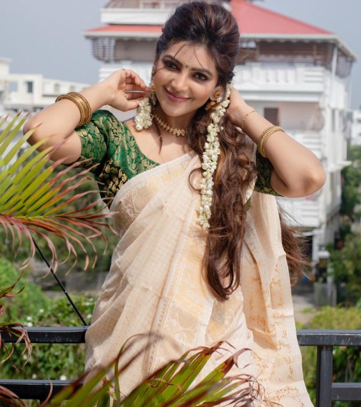 Tamil Actress Athulya Ravi Photo
