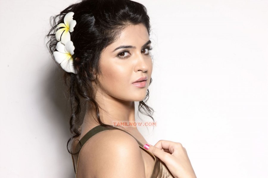 Deeksha Seth Stills 8859