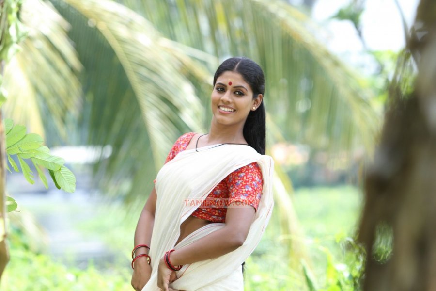 Actress Iniya 2133