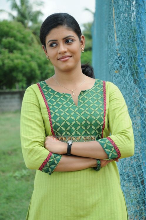 Actress Iniya Images 41