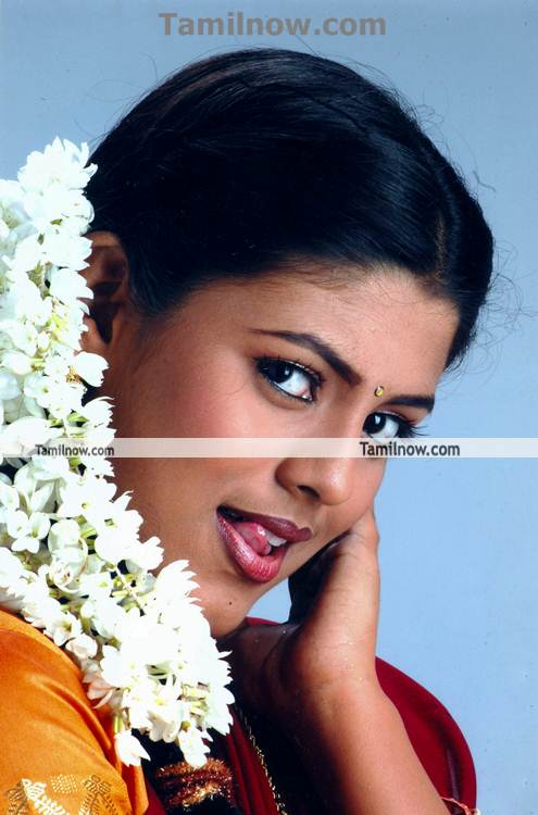 Actress Iniya Pic