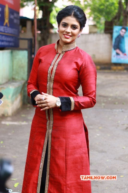 Iniya Movie Actress 2015 Still 2846