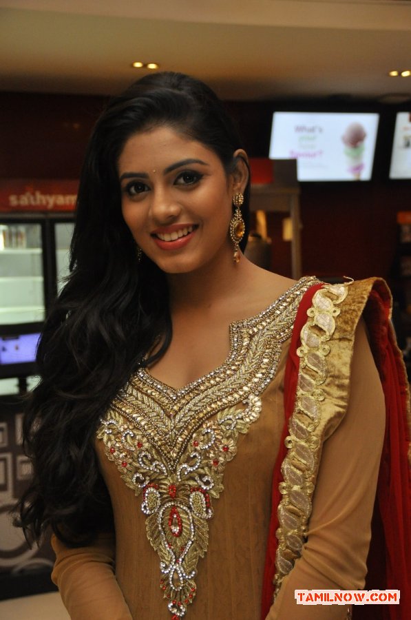 Iniya Stills 216