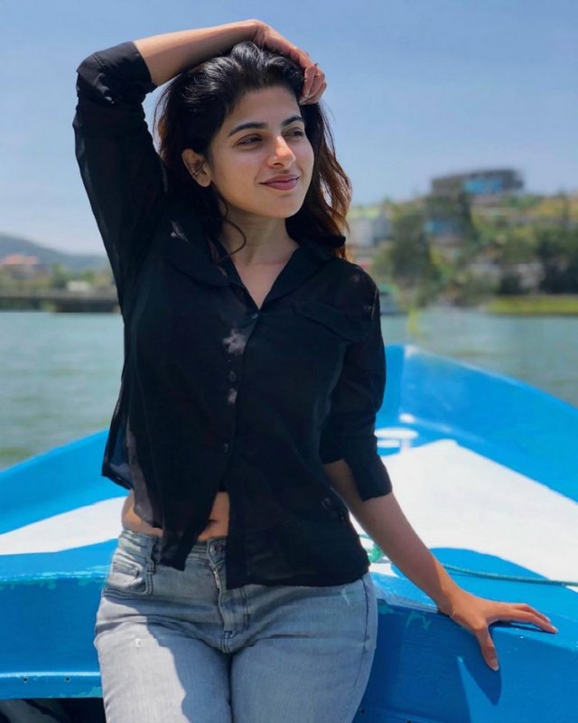 Iswarya Menon Actress May 2020 Albums 6655