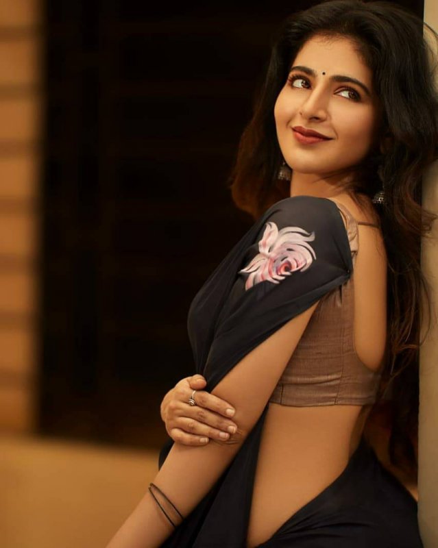 New Still Movie Actress Iswarya Menon 8718