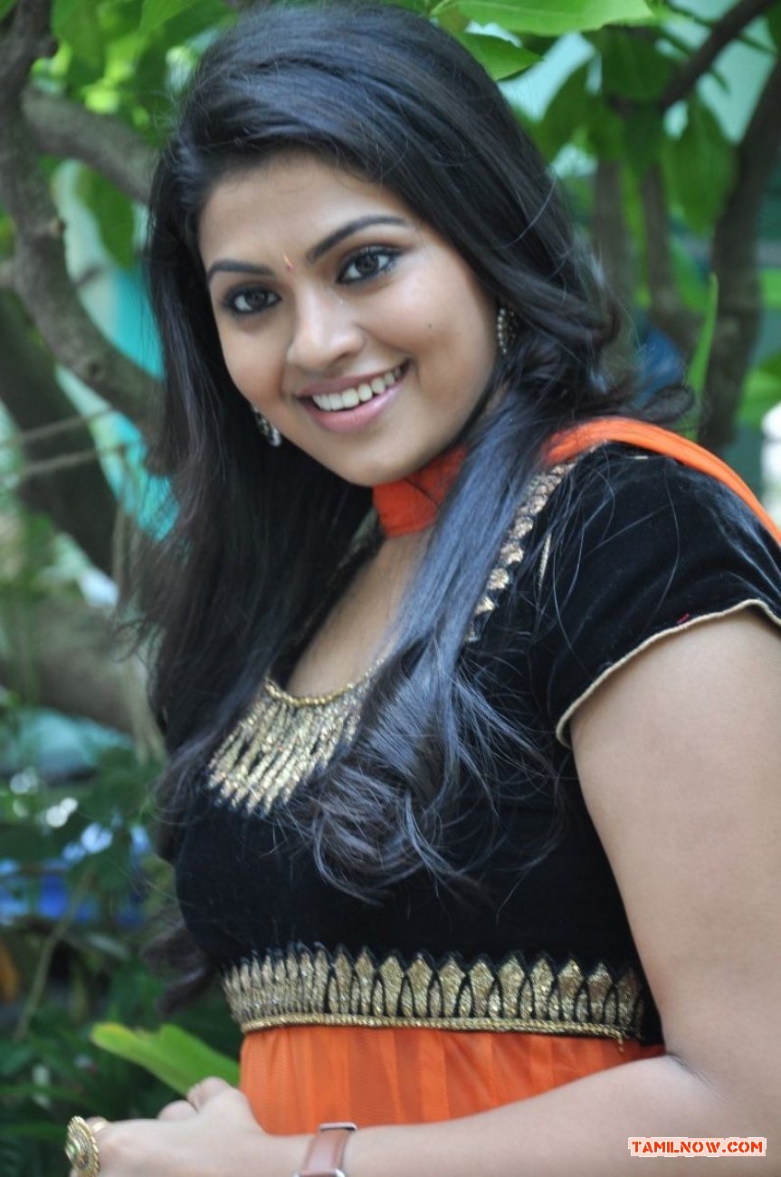 Tamil Actress Nandhana Photos 8074