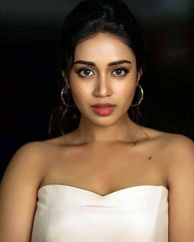 Oct 2020 Wallpaper Nivetha Pethuraj Tamil Heroine 1305