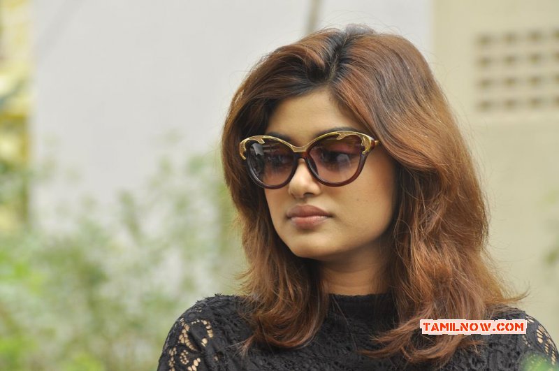 Heroine Oviya 2014 Wallpapers 5597