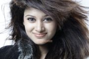 Oviya 6083