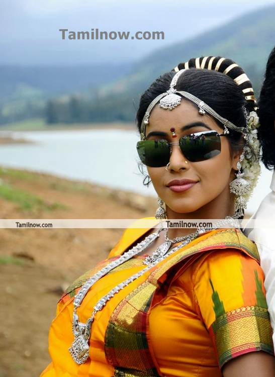Tamil Actress Poorna Photo7