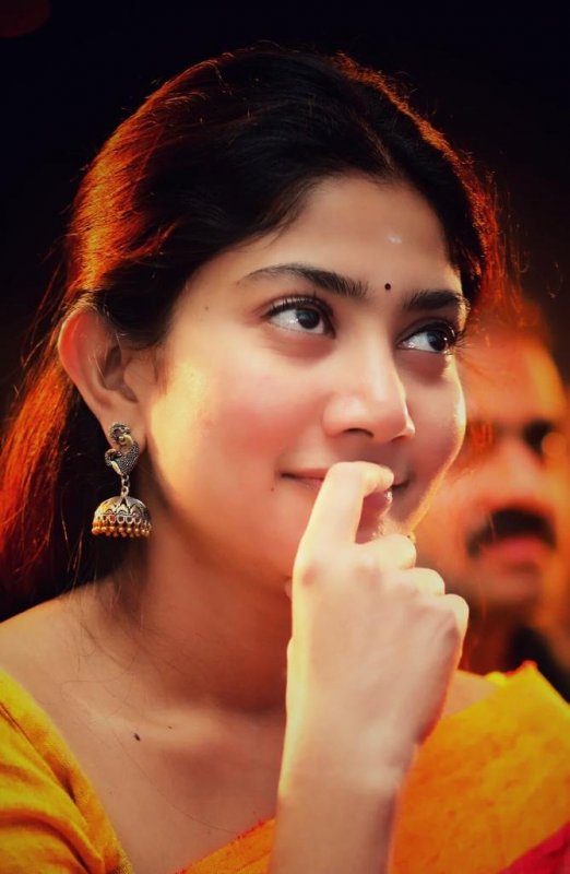 Recent Still Tamil Heroine Sai Pallavi 5513