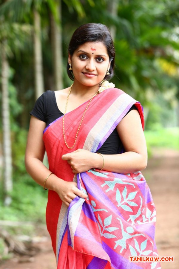 Actress Sarayu Photos 8194