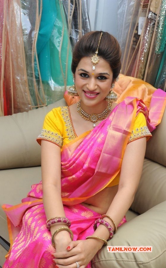 Shradda Das Tamil Movie Actress 2014 Wallpaper 4382