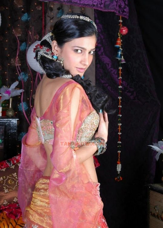Actress Shruthi Hassan 8697