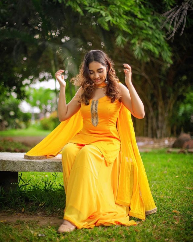 Movie Actress Srushti Dange Apr 2022 Albums 6428