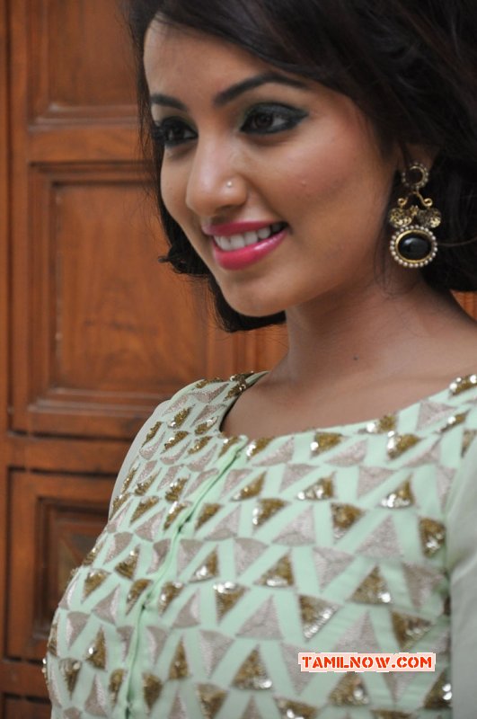 Tamil Heroine Tejaswi Madivada New Photo 9090