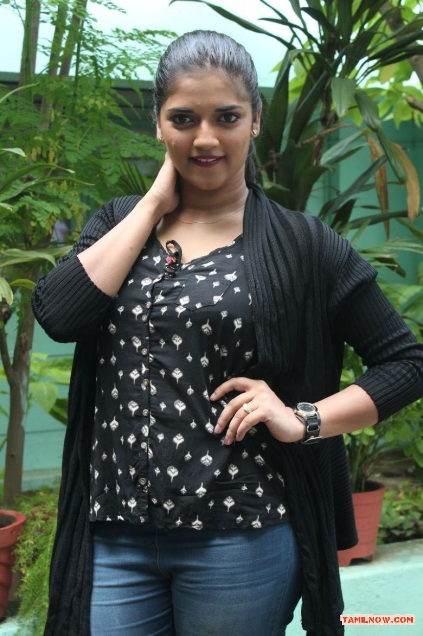 Actress Vasundhara Kashyap Photos 9185