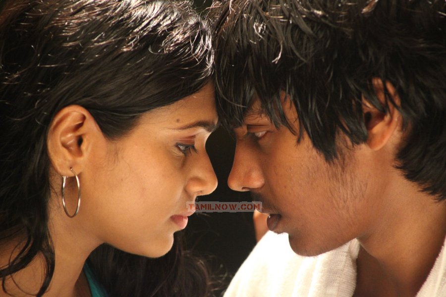 Movie Aadhalal Kadhal Seiveer 2897