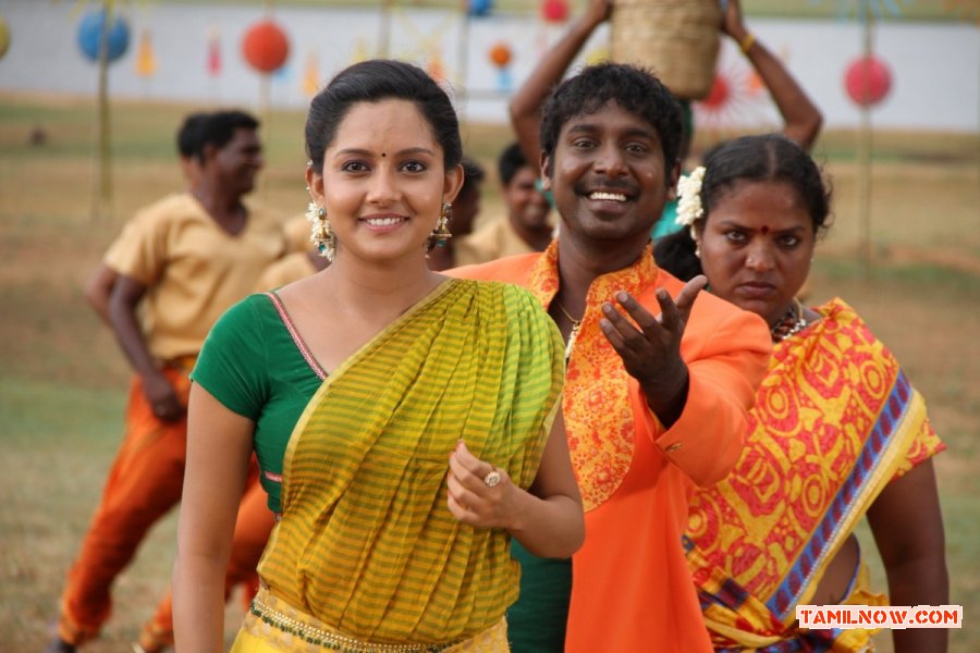 Movie Ennamo Nadakuthu 6690