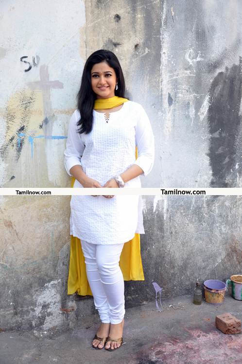 Poonam Bajwa At Ethiri No 3 Movie Location 4