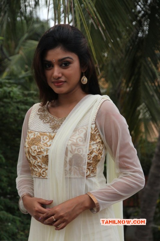 Oviya In Hello Naan Pei Pesuren 469