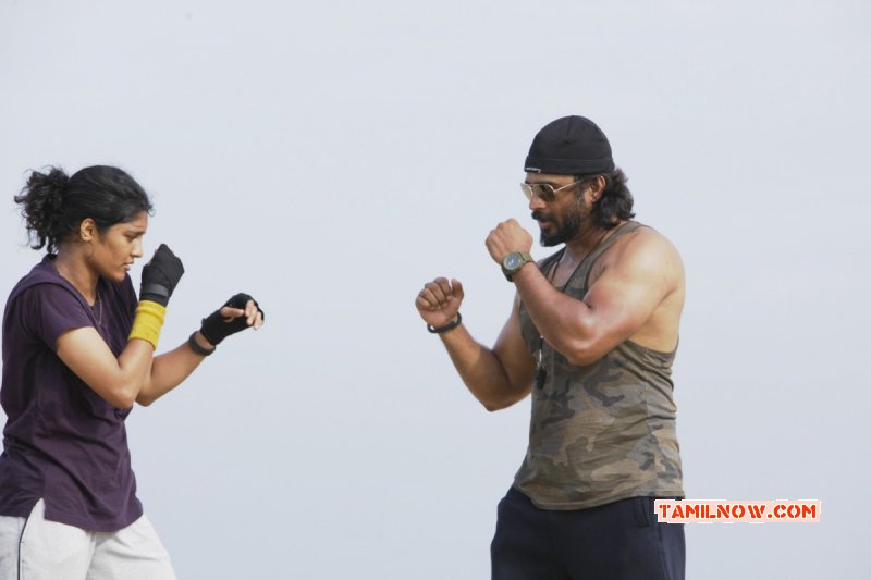 Photo Madhavan Ritika Singh Irudhi Suttru 924