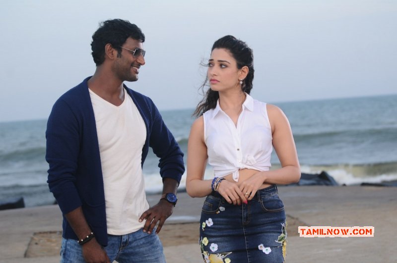 Vishal Tamannah In Kaththi Sandai Still 689