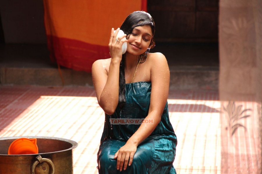 Kozhi Koovuthu 543