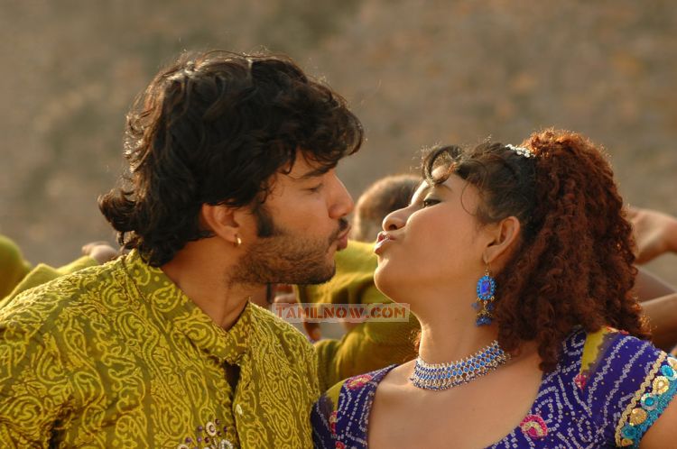 Anjali And Sathya Hot Still From Maharaja 800