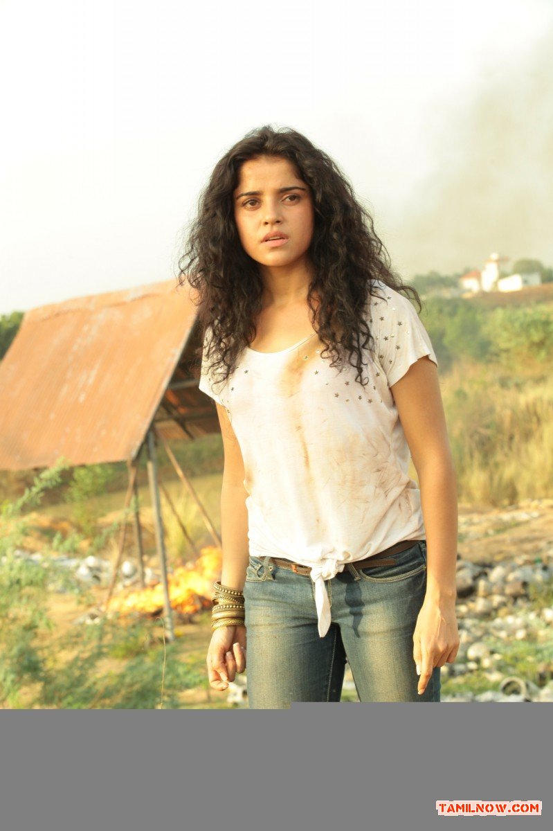 Piaa Bajpai In Nerungi Vaa Muthamidathe 79 237