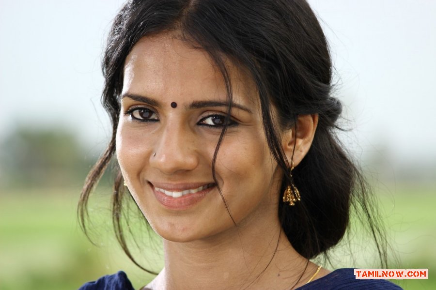 Sruthi Hariharan In Nerungi Vaa Muthamidathe 656