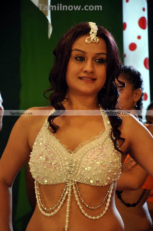 Oru Nadigaiyin Vakkumoolam Shooting7