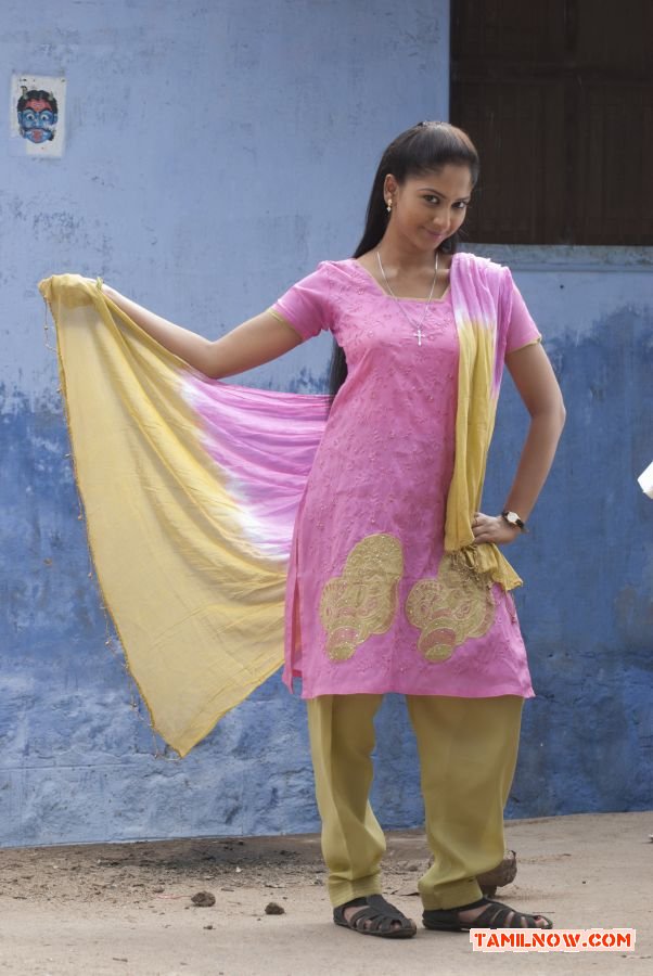 Oru Oorla Stills 5126