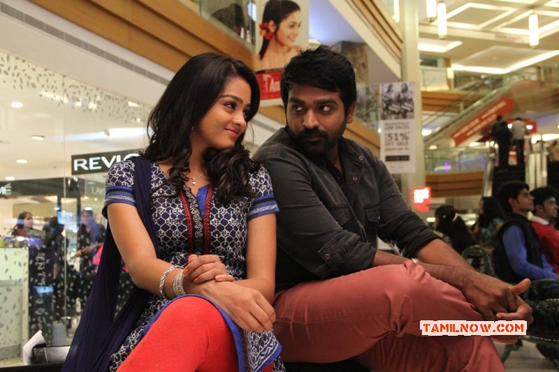 Latest Still Puriyatha Puthir 8560