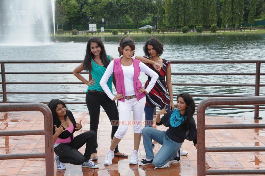 Sillunnu Oru Santhippu 8291