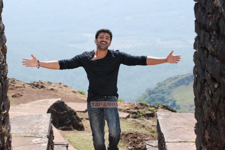 Movie Thadaiyara Thaakka Photos 1598