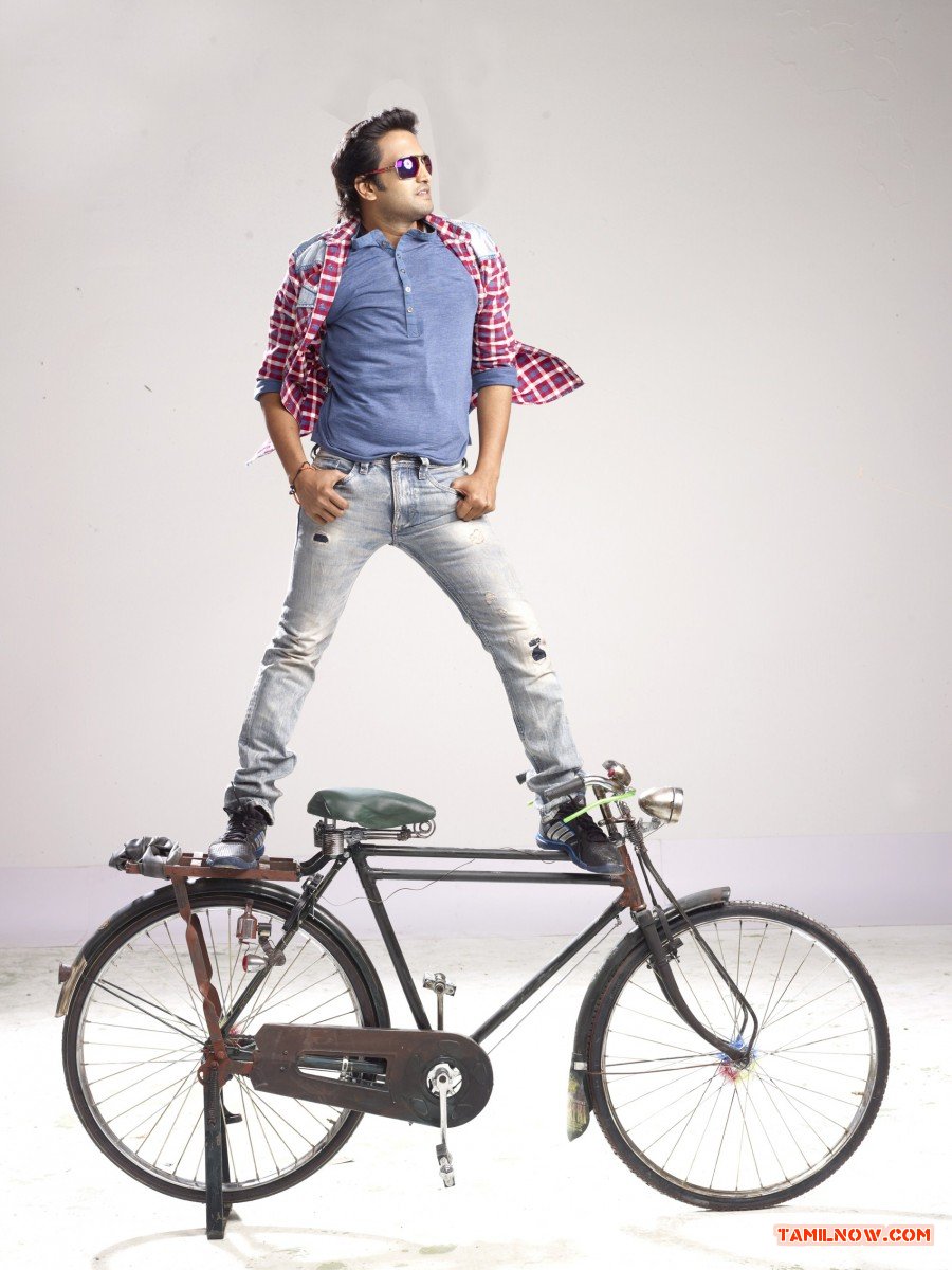 Santhanam In Vallavanukku Pullum Ayutham Movie 876